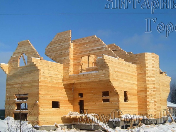 Сборка сруба деревянного дома из профилированного бруса